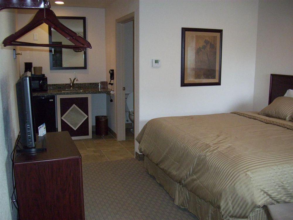 Price Pointe Inn Waukesha Ngoại thất bức ảnh