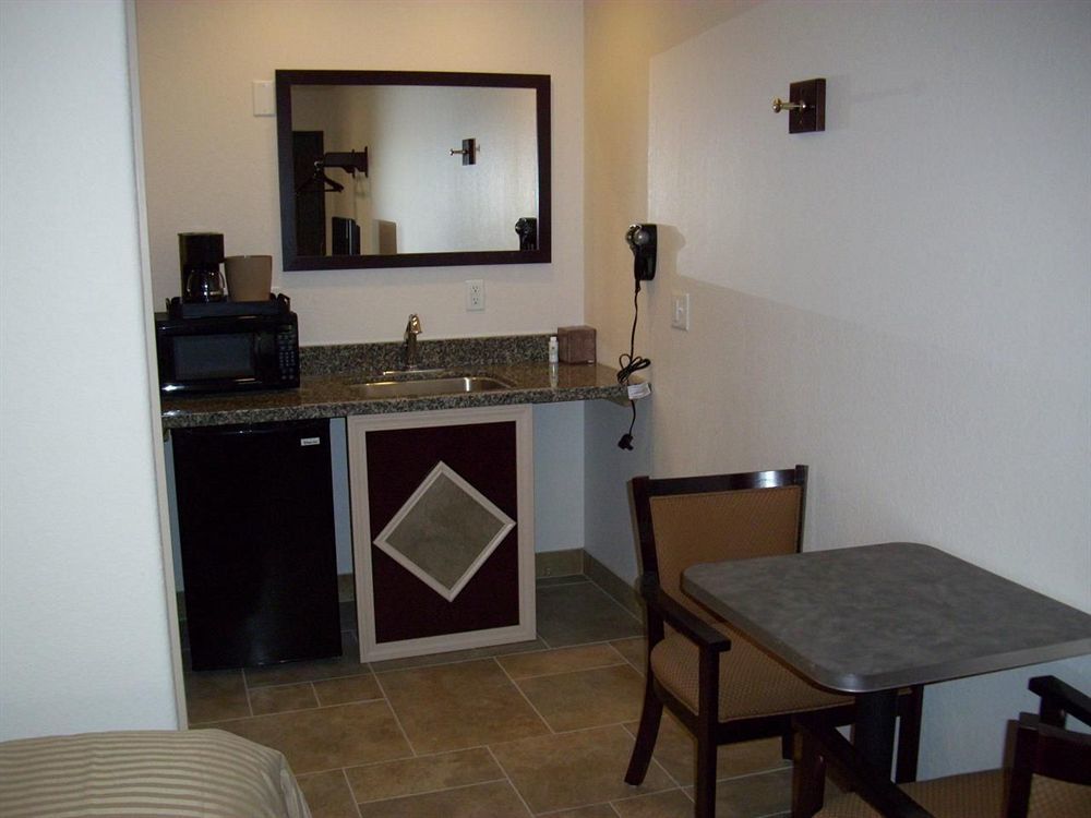 Price Pointe Inn Waukesha Ngoại thất bức ảnh