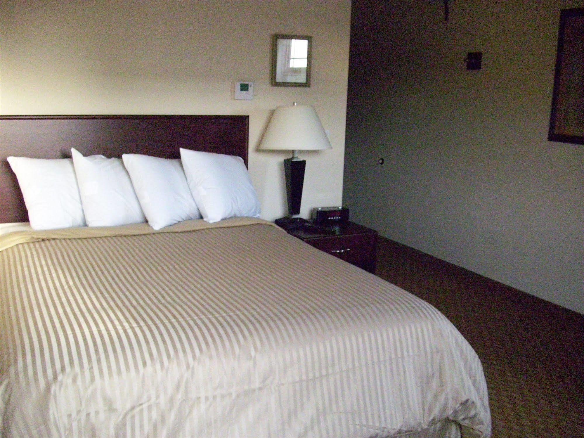 Price Pointe Inn Waukesha Ngoại thất bức ảnh